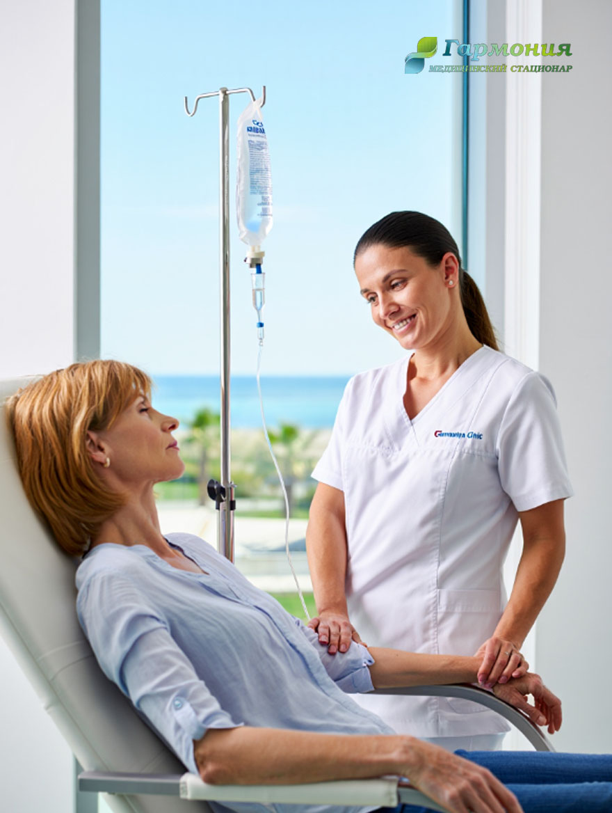 Врач и пациент с капельницей на фоне берега Кокшетау