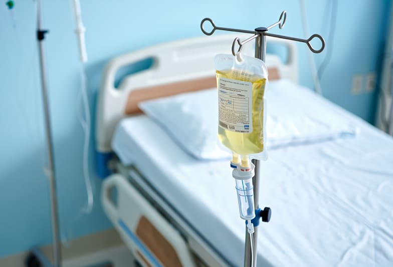 Медицинская стойка для внутривенных капельниц с мешком для жидкости и трубкой в ​​условиях больницы