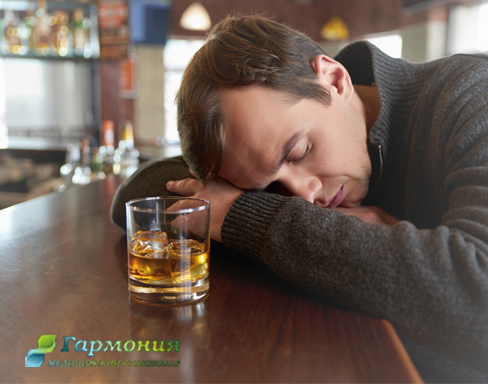 Мужчина уснул с бокалом